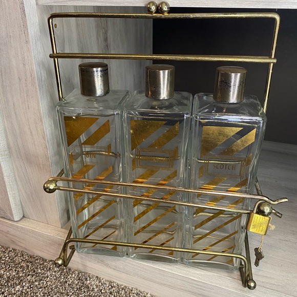 Vintage Decanter with Caddy, three bottle tantalus w Scotch, Bourbon Gin Labels - Picture 10 of 15